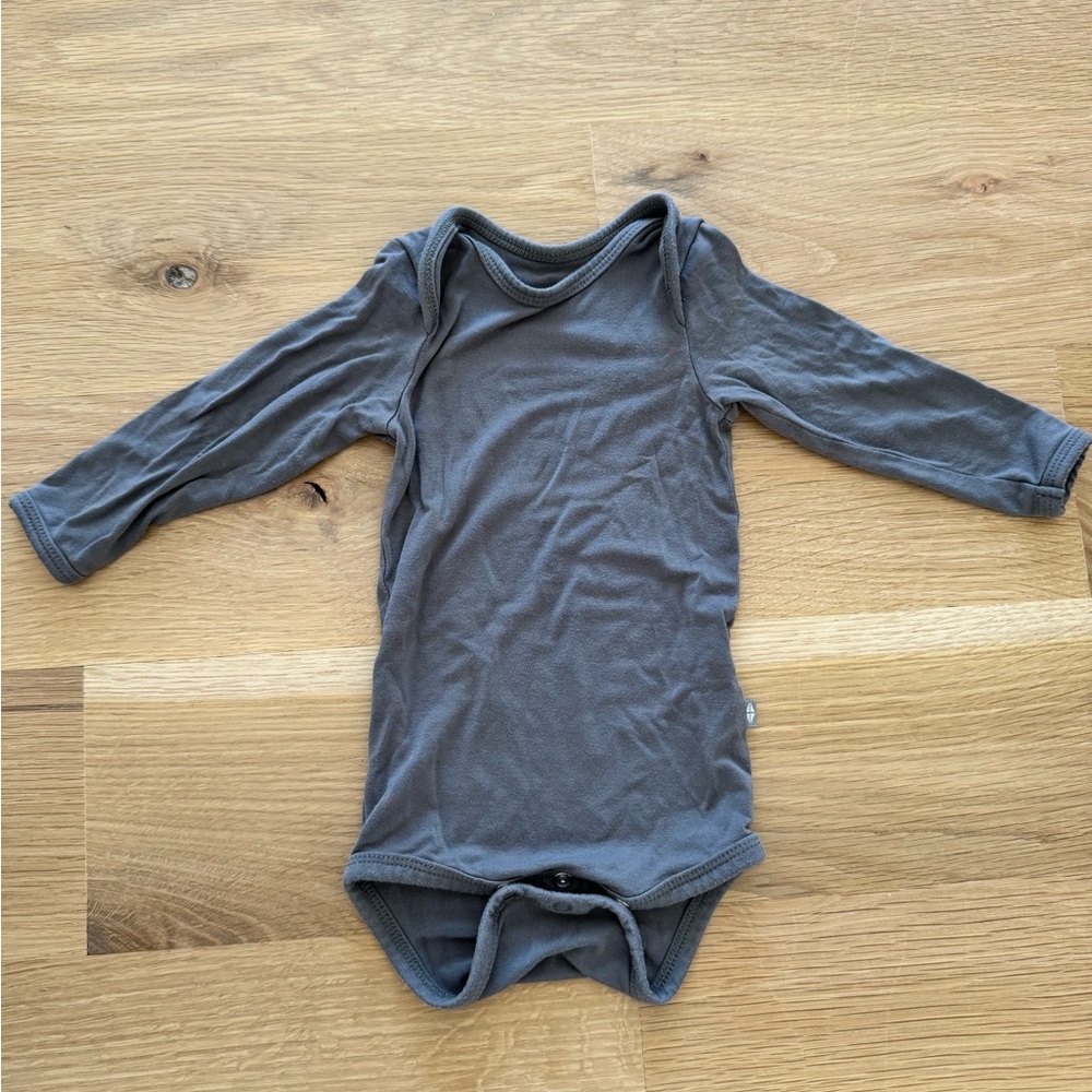 Kyte long sleeve bodysuit in grey. 3-6 months. Good condition.
